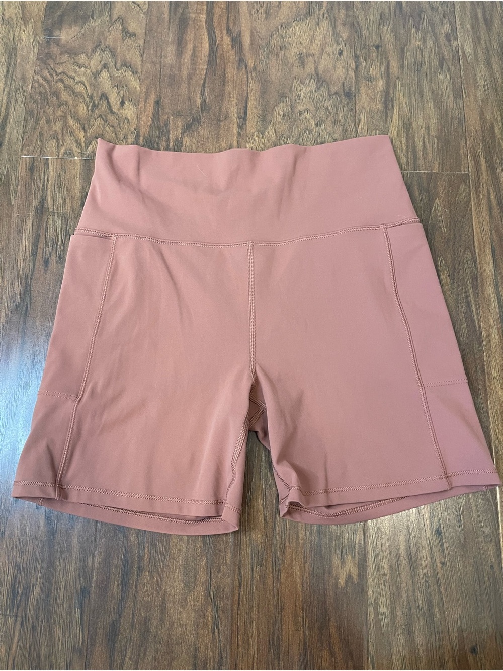 Vuori Studio Pocket High Rise Bike Shorts Yoga Athleisure Rosewood Size M